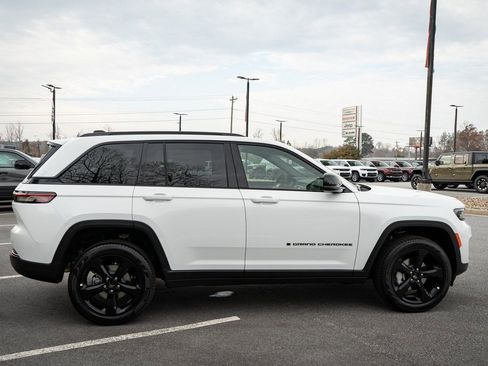 New 2025 Jeep Grand Cherokee Limited w/ Black Appearance Package image 10