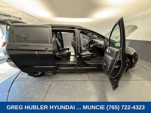 Used 2025 Chrysler Pacifica Limited FWD image 22