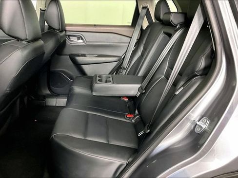 Used 2022 Nissan Rogue SV w/ SV Premium Package FWD image 3