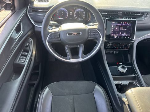 Used 2025 Jeep Grand Cherokee Altitude AWD/4WD image 14