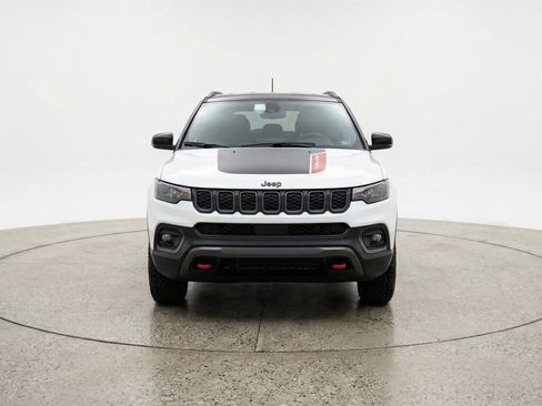 Used 2025 Jeep Compass Trailhawk image 2