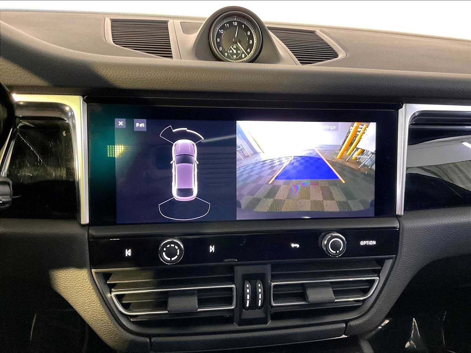 Certified 2023 Porsche Macan AWD/4WD image 31