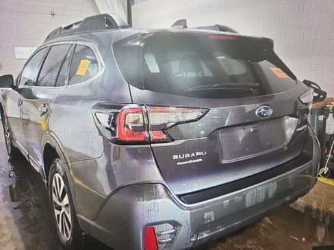 Used 2022 Subaru Outback Premium AWD/4WD image 3