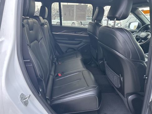 Used 2024 Jeep Grand Cherokee Limited image 20
