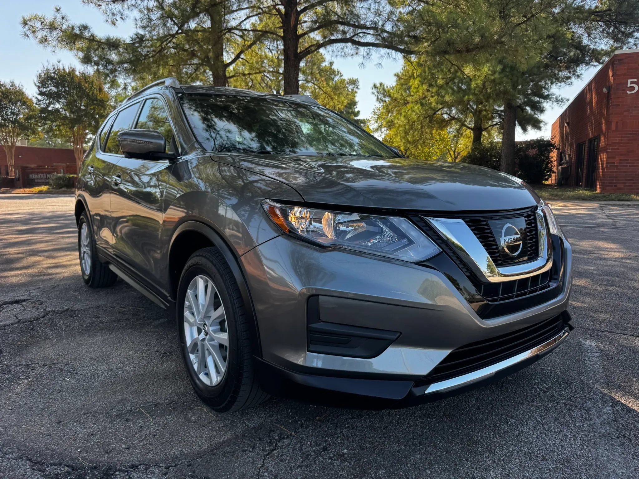 Used 2017 Nissan Rogue SV w/ SV Premium Package FWD image 2