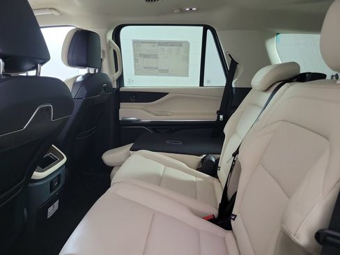 New 2027 Lincoln Navigator Premiere RWD image 14