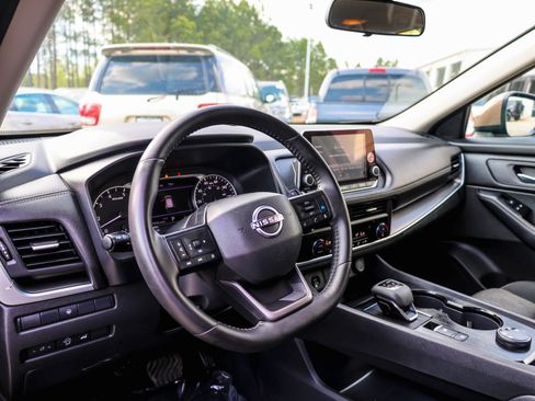 Used 2025 Nissan Rogue SV AWD/4WD image 12