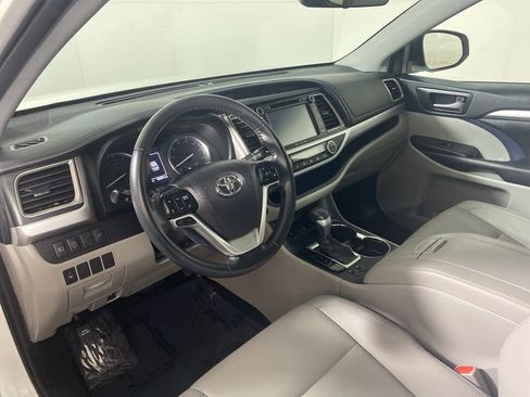 Used 2019 Toyota Highlander XLE image 11