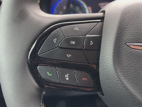 Used 2024 Chrysler Pacifica Touring FWD image 18