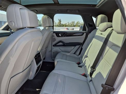 Used 2022 Porsche Cayenne Platinum Edition image 21