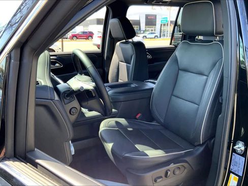 Used 2023 GMC Yukon XL SLT w/ SLT Premium Package AWD/4WD image 9