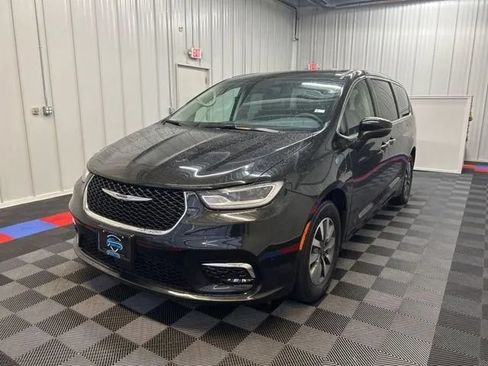 Used 2023 Chrysler Pacifica Touring-L FWD image 6
