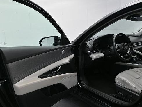 Used 2025 Hyundai Elantra Limited FWD image 12