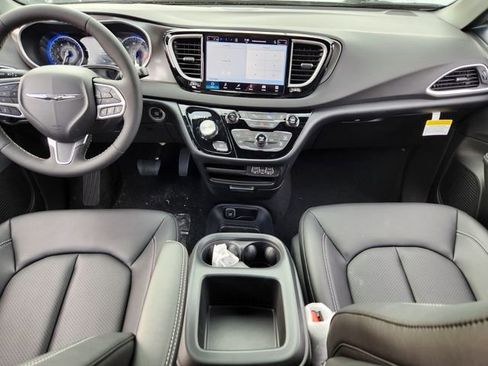 New 2025 Chrysler Voyager LX image 8