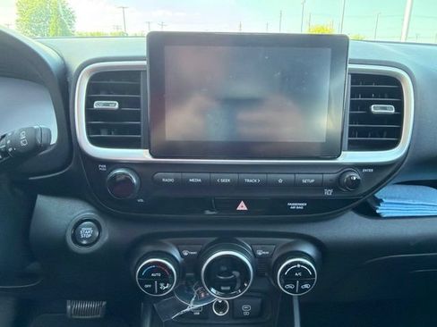 Used 2024 Hyundai Venue SEL FWD image 19