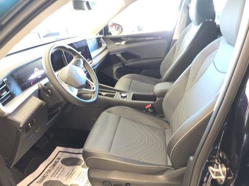 Certified 2025 Volkswagen Tiguan SE image 13