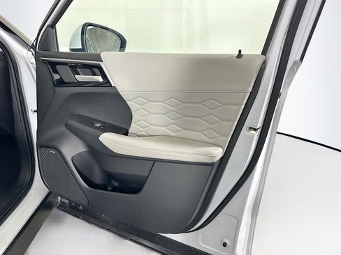 Used 2025 Mitsubishi Outlander SEL image 35