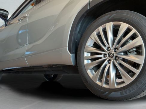 Used 2022 Toyota Highlander Platinum FWD image 44