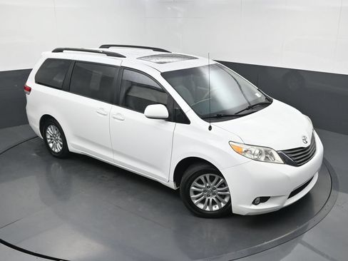 Used 2013 Toyota Sienna XLE FWD image 28