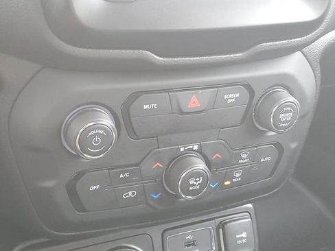 Used 2018 Jeep Renegade Altitude image 24