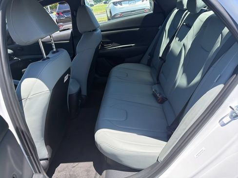 Certified 2025 Hyundai Elantra Limited FWD image 26