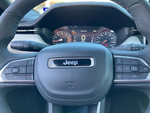Used 2025 Jeep Compass Limited image 18