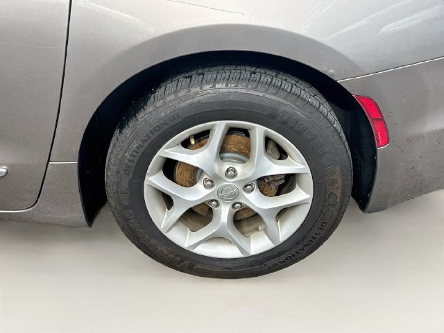 Used 2017 Chrysler Pacifica Touring-L Plus w/ Tire & Wheel Group FWD image 17