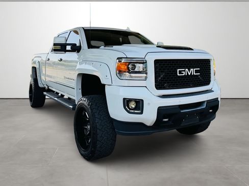 Used 2017 GMC Sierra 2500 Denali w/ Duramax Plus Package AWD/4WD image 9
