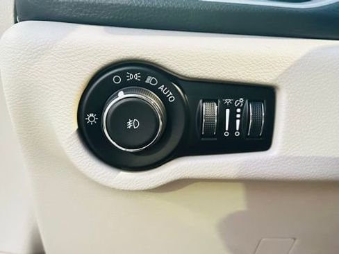 New 2023 Chrysler Pacifica Touring-L image 14