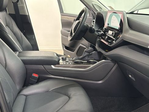 Certified 2026 Toyota Highlander Platinum image 19