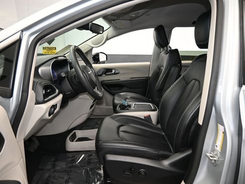 Used 2024 Chrysler Pacifica Select image 11