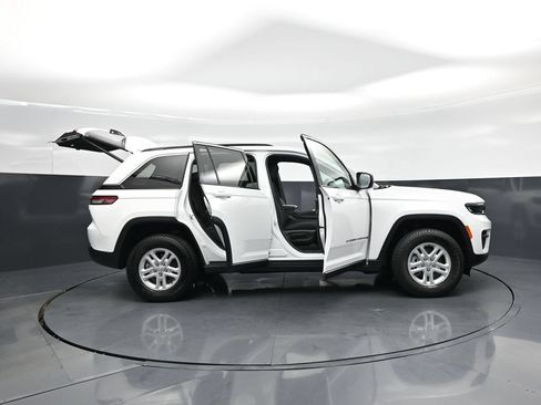 Used 2025 Jeep Grand Cherokee Laredo w/ Luxury Tech Group I AWD/4WD image 4