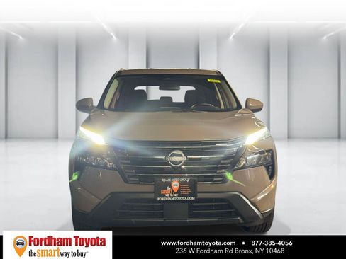 Used 2025 Nissan Rogue SV AWD/4WD image 2