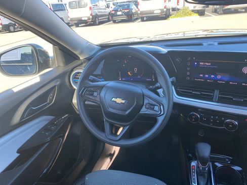 Used 2025 Chevrolet Trax LT image 39