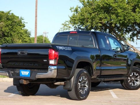 Used 2016 Toyota Tacoma TRD Off-Road AWD/4WD image 3
