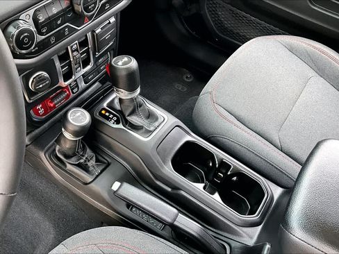 Used 2024 Jeep Wrangler Unlimited Rubicon w/ Convenience Group AWD/4WD image 16