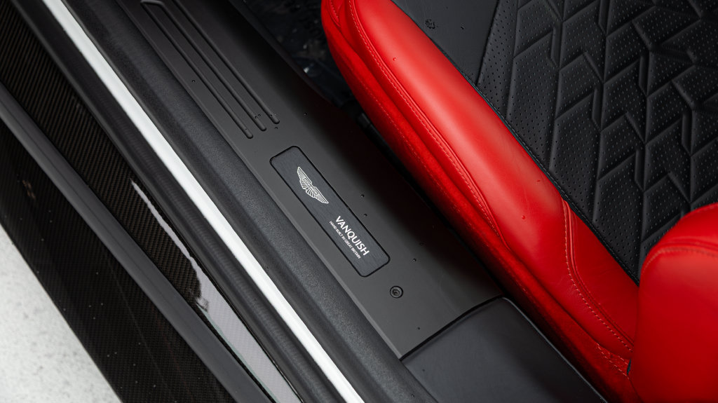 Used 2025 Aston Martin Vanquish RWD image 15