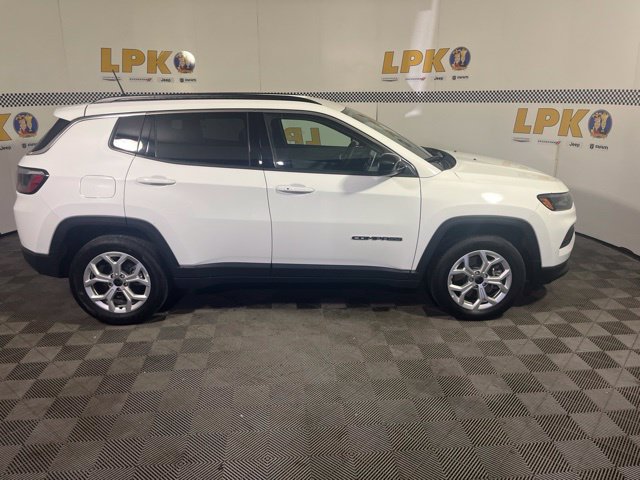 Used 2025 Jeep Compass Latitude AWD/4WD image 2