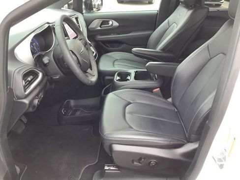 Used 2024 Chrysler Pacifica Touring-L w/ Uconnect Theater Family Group image 9