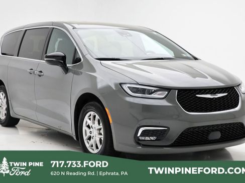 Used 2025 Chrysler Pacifica Select FWD image 1