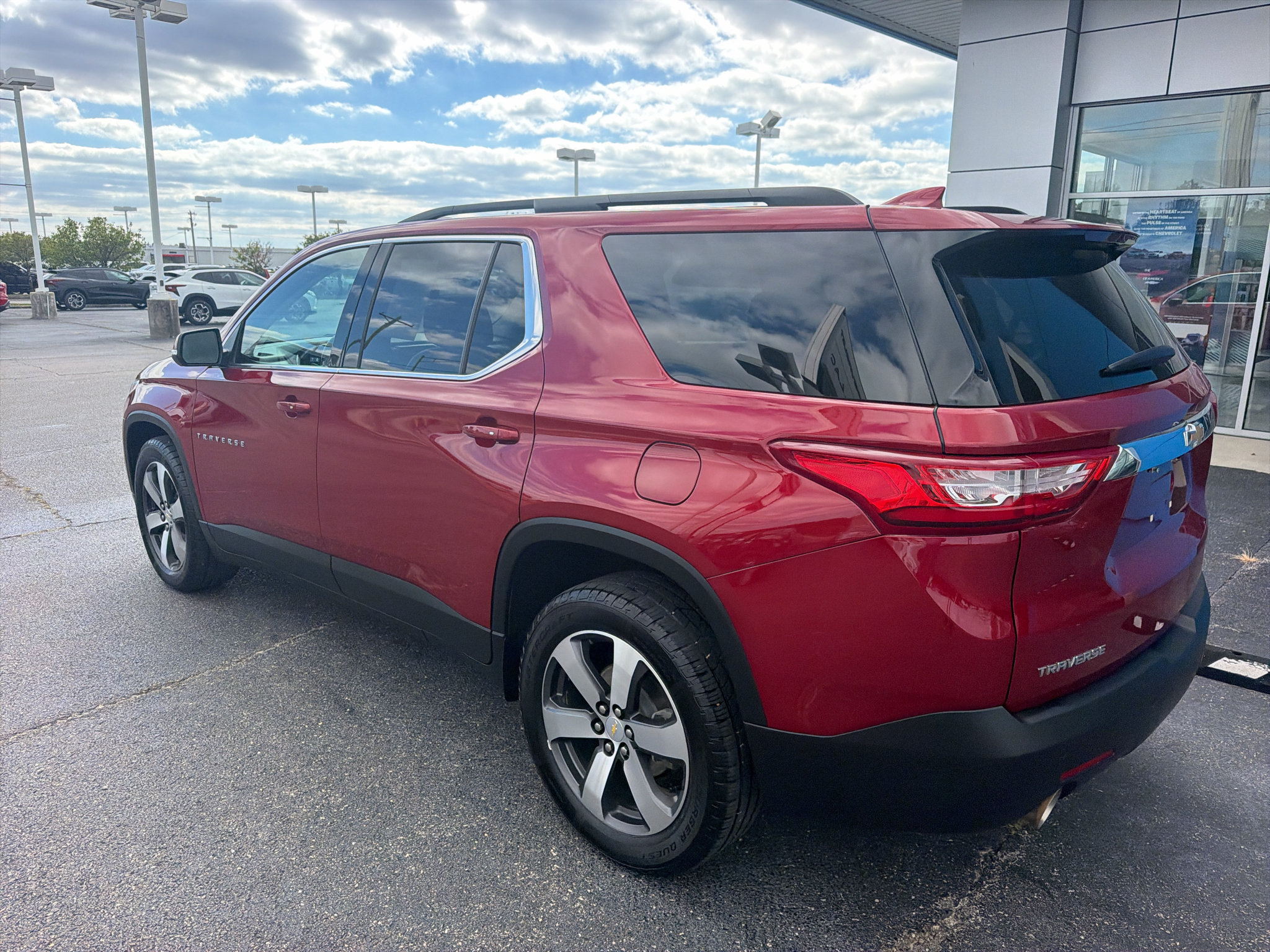 Used 2021 Chevrolet Traverse LT w/ LT Premium Package AWD/4WD image 7