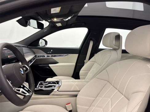 Used 2025 BMW 760i xDrive w/ Premium Package AWD/4WD image 24