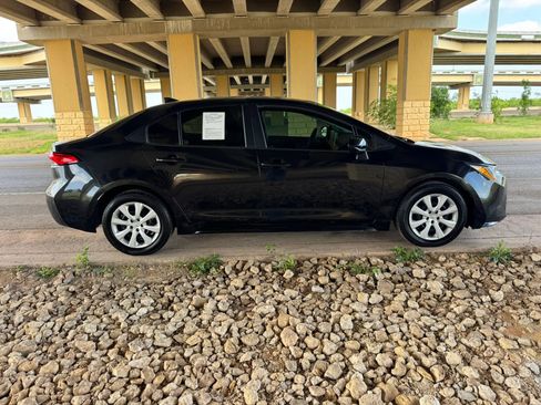 Used 2020 Toyota Corolla LE FWD image 2