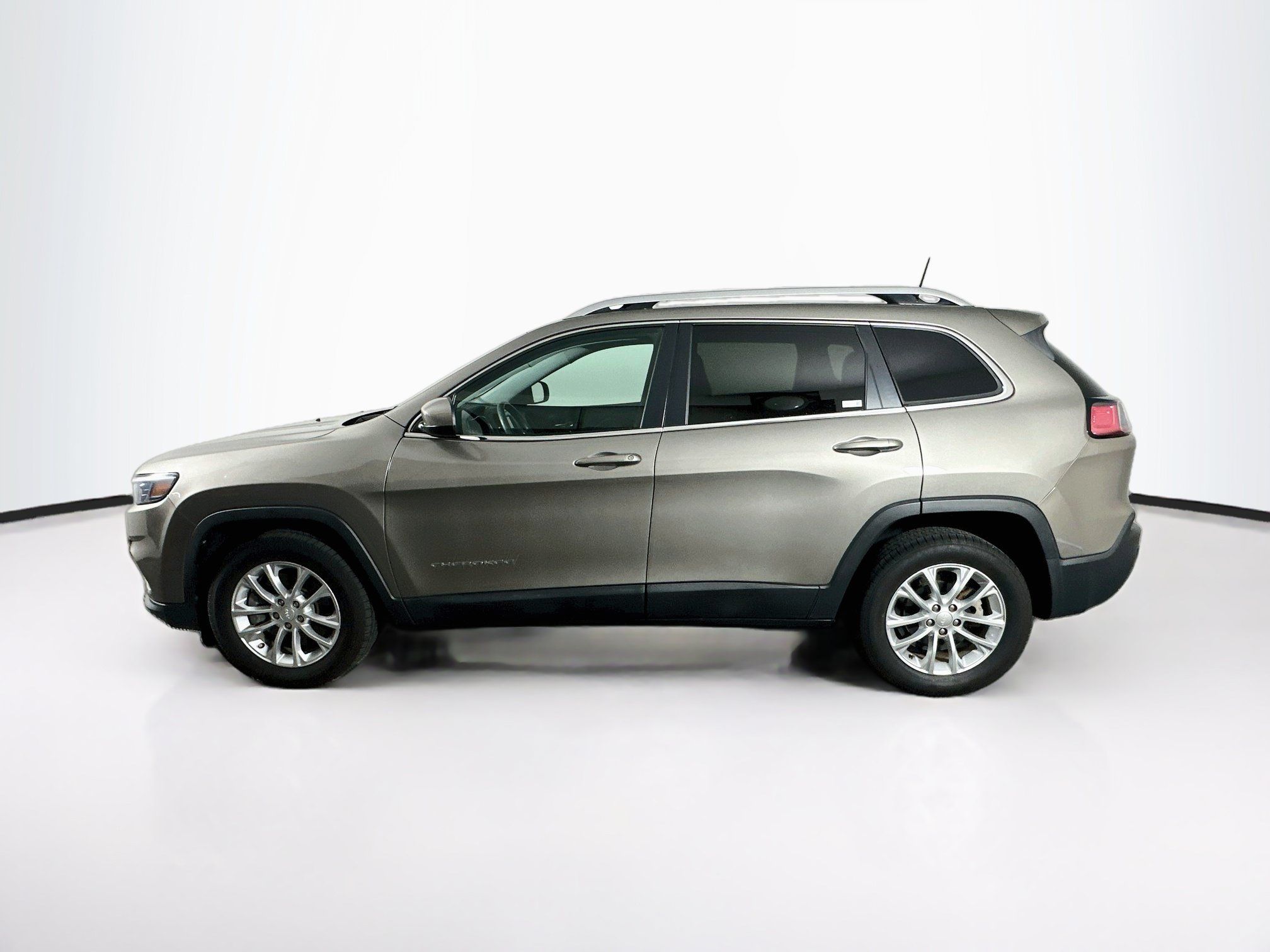 Used 2019 Jeep Cherokee Latitude w/ Popular Appearance Group FWD image 4