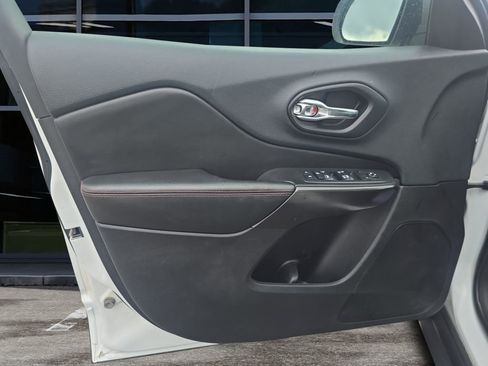 Used 2019 Jeep Cherokee Trailhawk w/ Comfort & Convenience Group AWD/4WD image 18