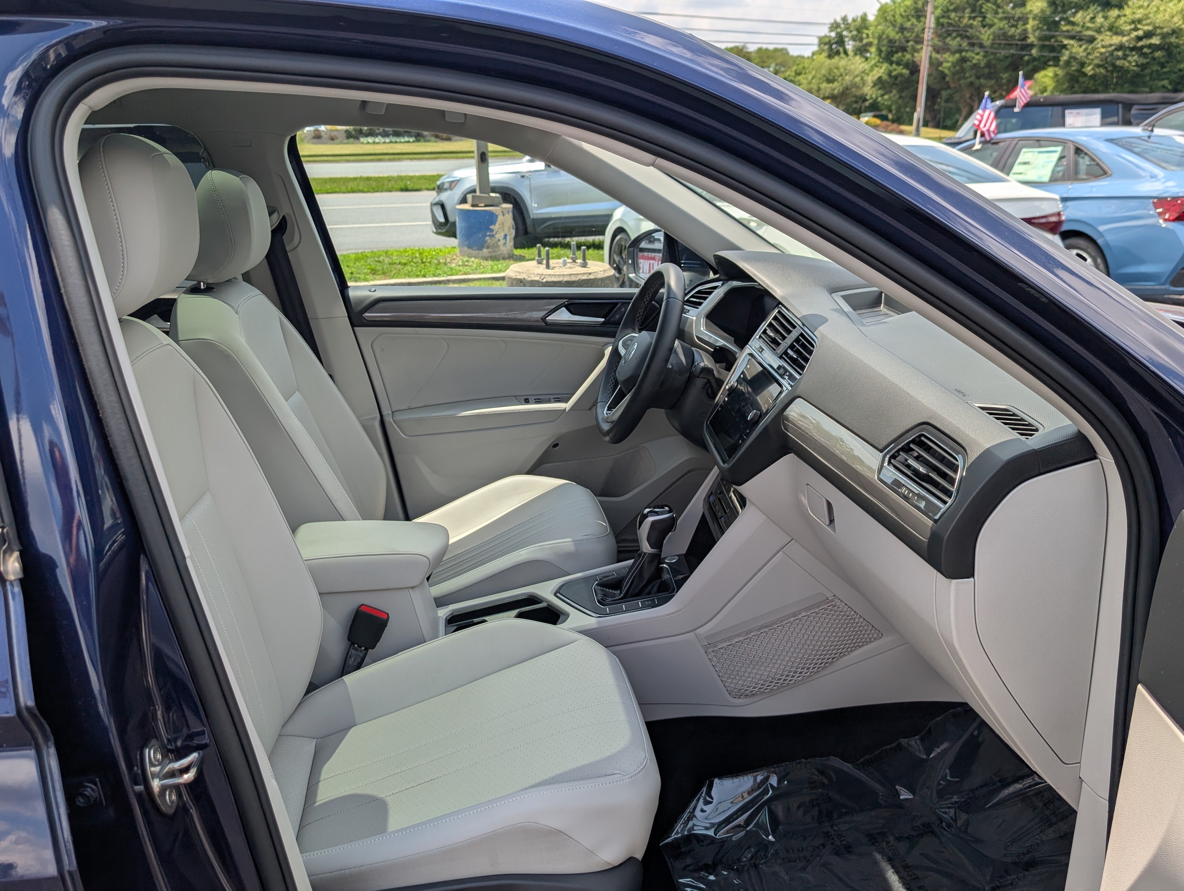 Used 2023 Volkswagen Tiguan SE w/ Panoramic Sunroof Package FWD image 11
