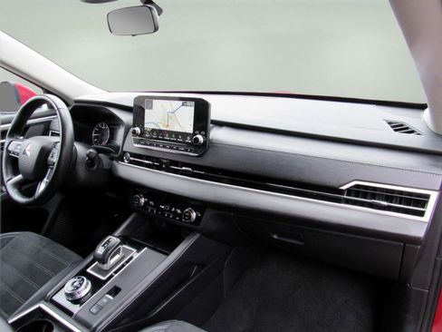 Used 2024 Mitsubishi Outlander AWD image 35