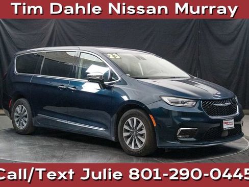 Used 2023 Chrysler Pacifica Limited FWD image 1