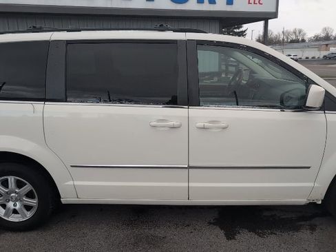 Used 2009 Chrysler Town & Country Touring image 12