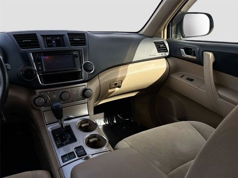 Used 2013 Toyota Highlander Plus AWD/4WD image 22